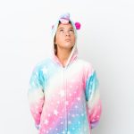 nina-pijama-unicornio-aislada-fondo-blanco-mirando-arriba_1368-309461